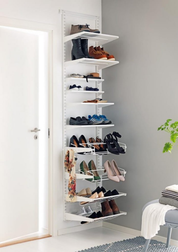 schoenenrek aan de muur in de hal