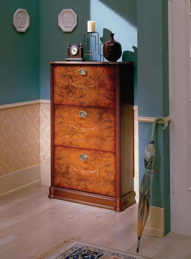 schoenenrek in het interieur van de hal in een klassieke stijl
