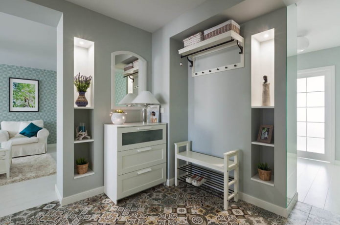 schoenenrek in het interieur van de hal in landelijke stijl