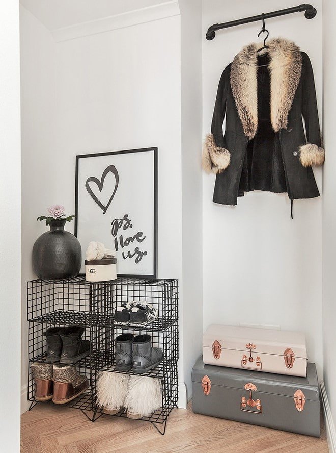 origineel schoenenrek in het interieur van de gang