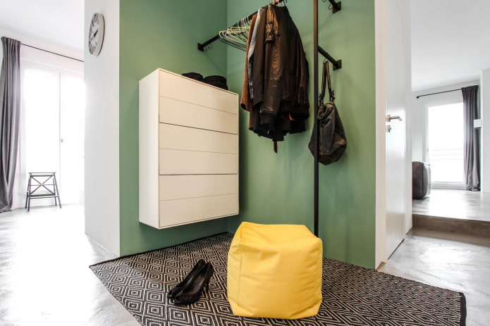 witte schoenenkast in de hal