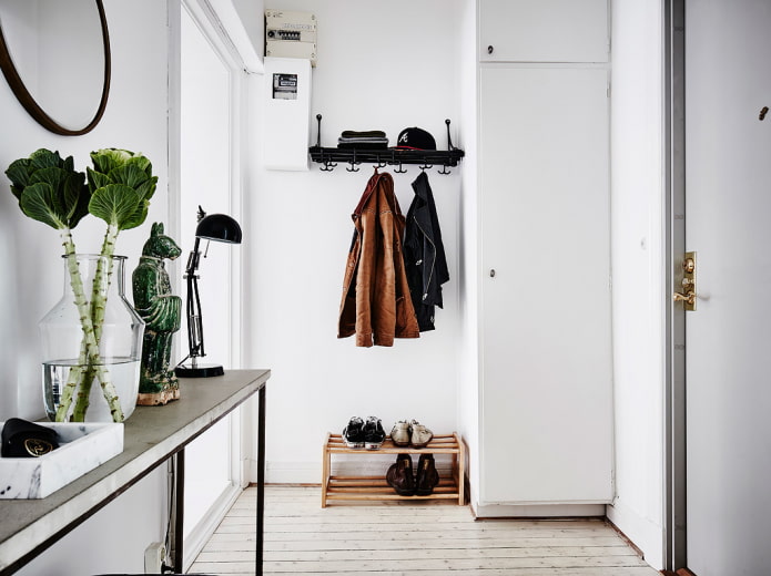 schoenenrek in het interieur van de gang in Scandinavische stijl