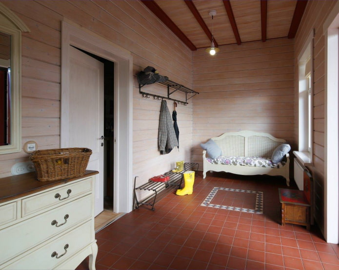 schoenenrek in het interieur van de hal in landelijke stijl