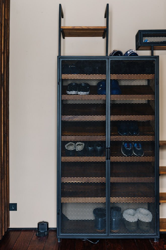 schoenenrek in het interieur van de hal in loftstijl