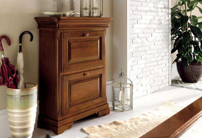 schoenenrek in het interieur van de hal in een klassieke stijl