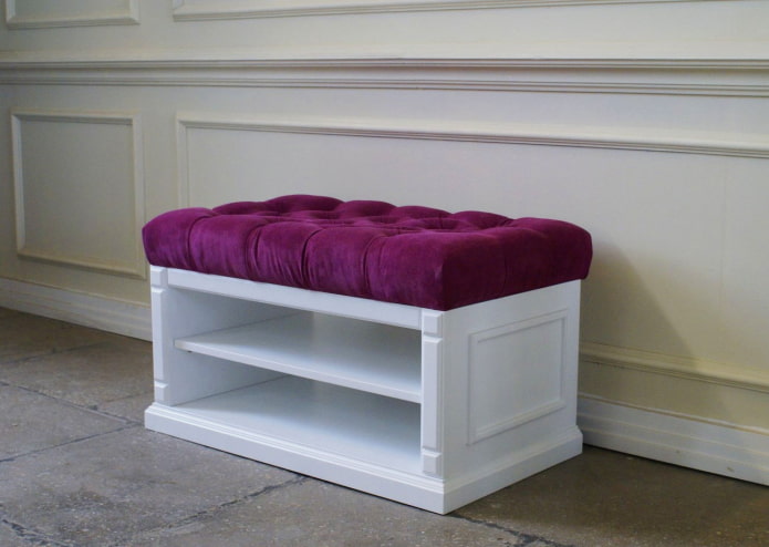 Schoenenrek met wagenkoppeling in het interieur van de gang