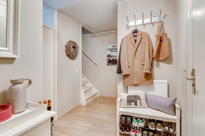 kleine schoenenrek in het interieur van de hal
