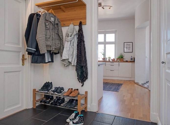 schoenenrek in het interieur van de gang in Scandinavische stijl