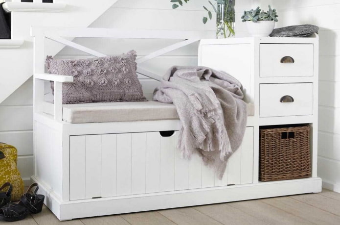 schoenenrek in het interieur van de hal in landelijke stijl