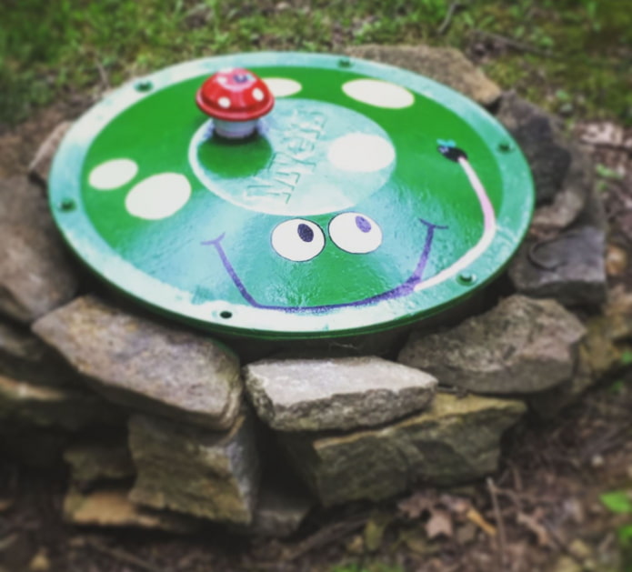 geschilderde septictankdeksel