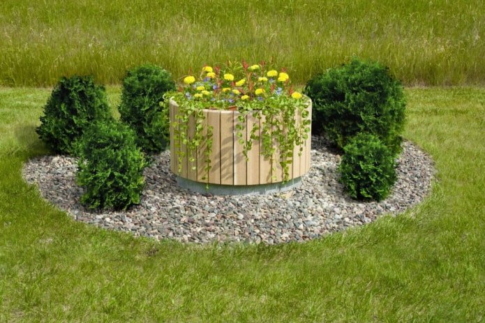 bloemperk met houten rand op septictank