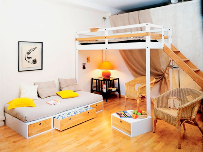 bed op de tweede verdieping in een studioappartement