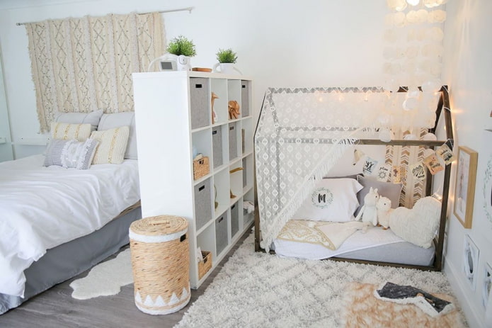 de slaapkamer indelen met een plankenkast
