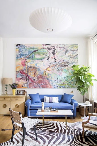 groot schilderij in de woonkamer