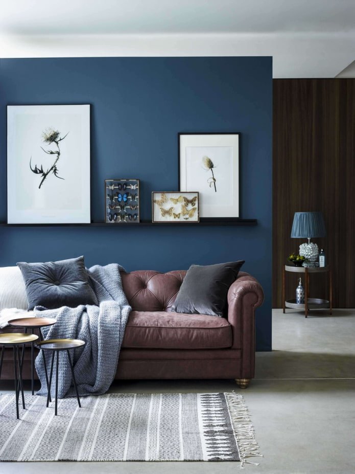 blauwe muur achter de bank