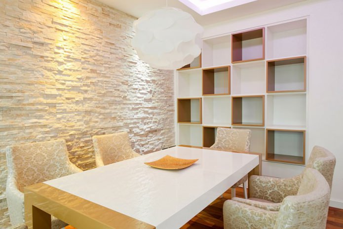 decoratieve stenen afwerking op de muur in het interieur
