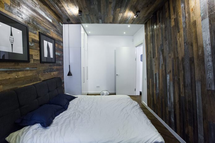 Laminaat op de muur en het plafond in de slaapkamer