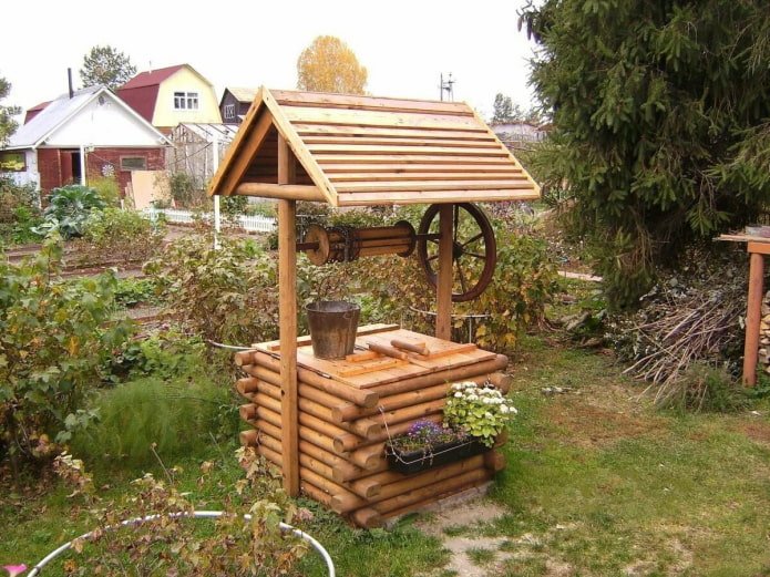houten put met stuurwiel
