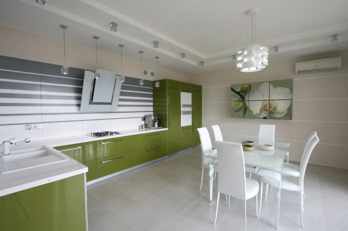 beige behang in een keuken met een groene set