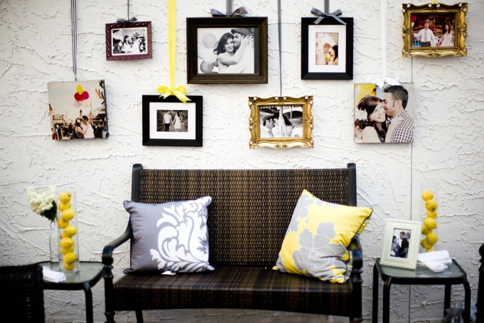 foto's aan een hanger in het interieur