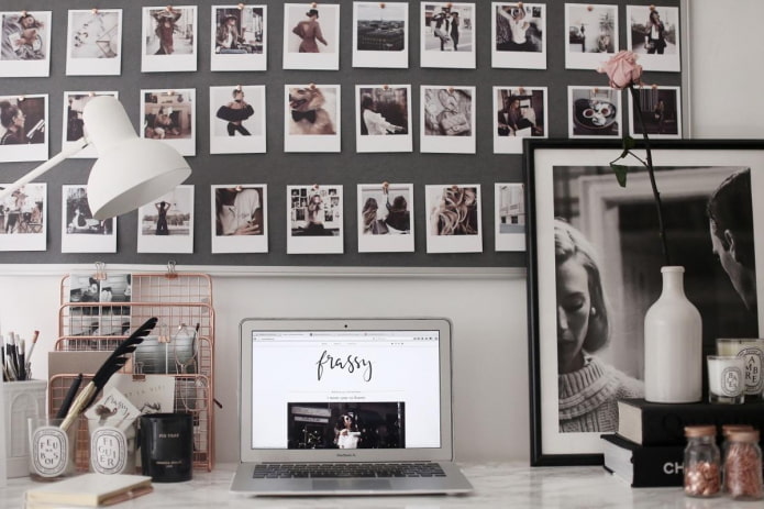 Polaroidfoto's aan de muur in het interieur