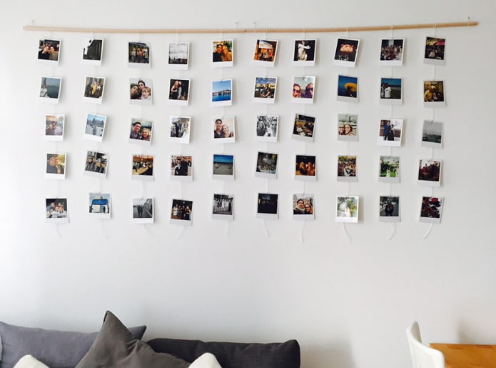 Polaroidfoto's aan de muur in het interieur