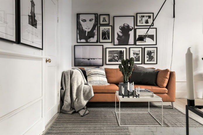 foto's boven de bank in het interieur