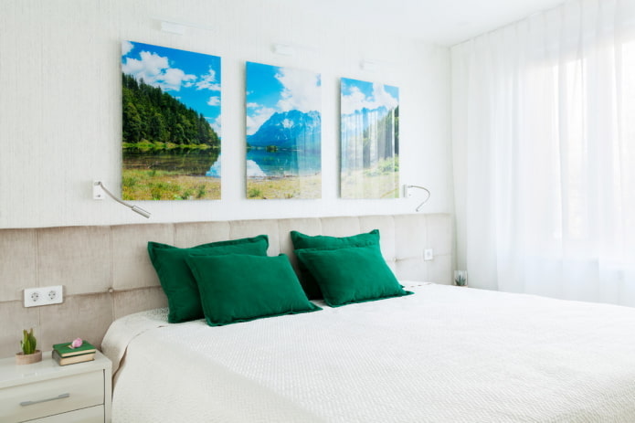 foto's boven het bed in het interieur
