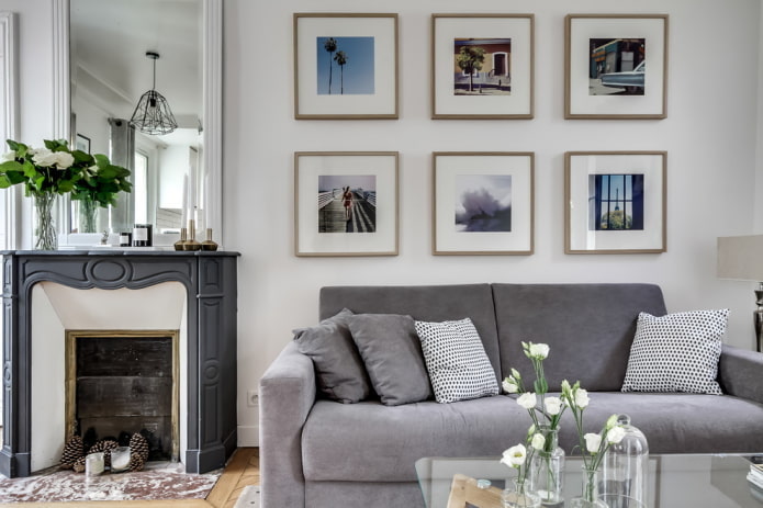 foto's boven de bank in het interieur