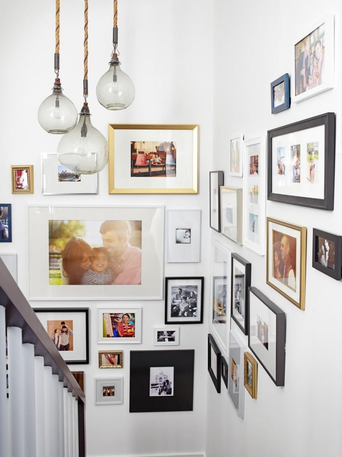 foto's in lijsten aan de muur in het interieur