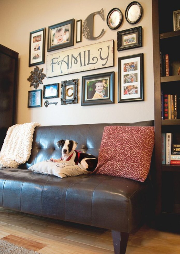 foto's in lijsten aan de muur in het interieur