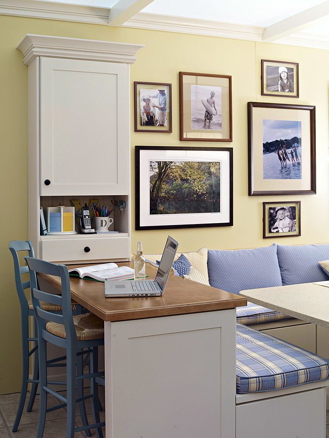 foto's in lijsten aan de muur in het interieur