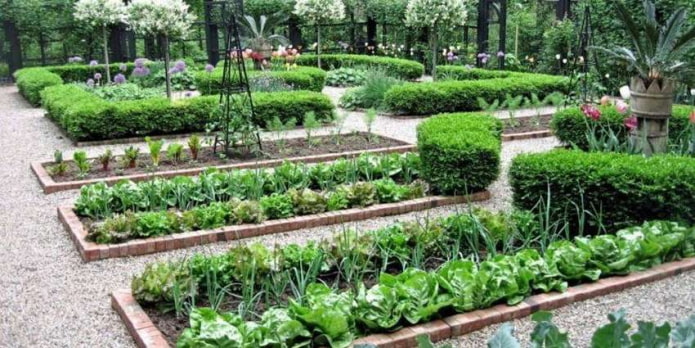bakstenen omheining voor een tuinbed