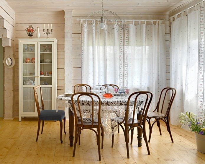 Eetkamer met lichtgordijnen