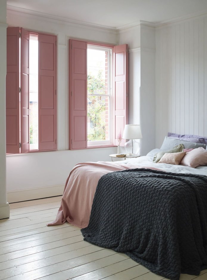 Roze luiken in de slaapkamer