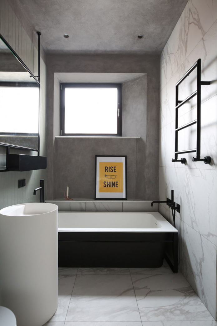 grijs pleisterwerk op de hellingen en het plafond van de badkamer