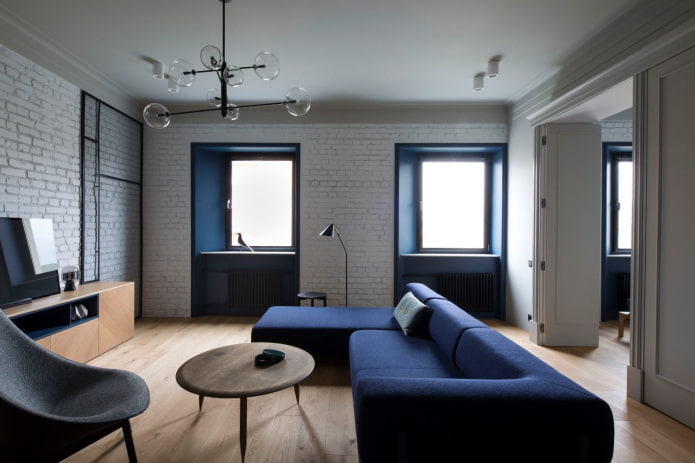 blauwe hellingen in een witte loftwoonkamer