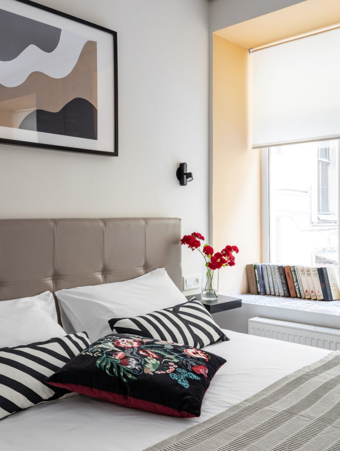 perzikkleurige hellingen in een witte slaapkamer