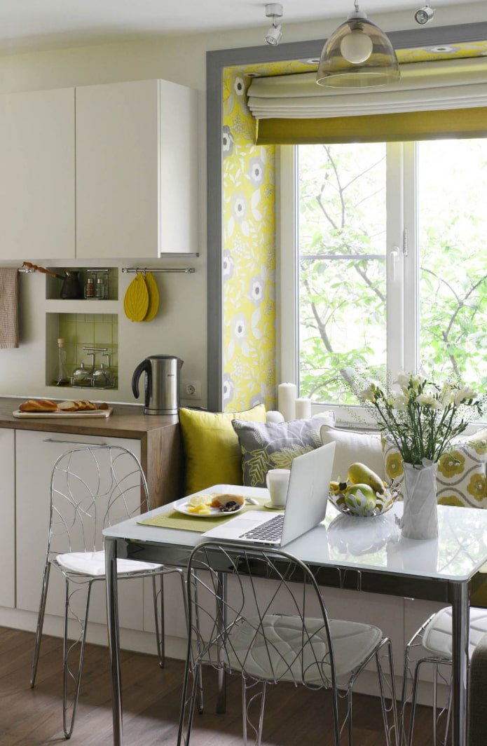 geel behang met bloemen op hellingen in de keuken