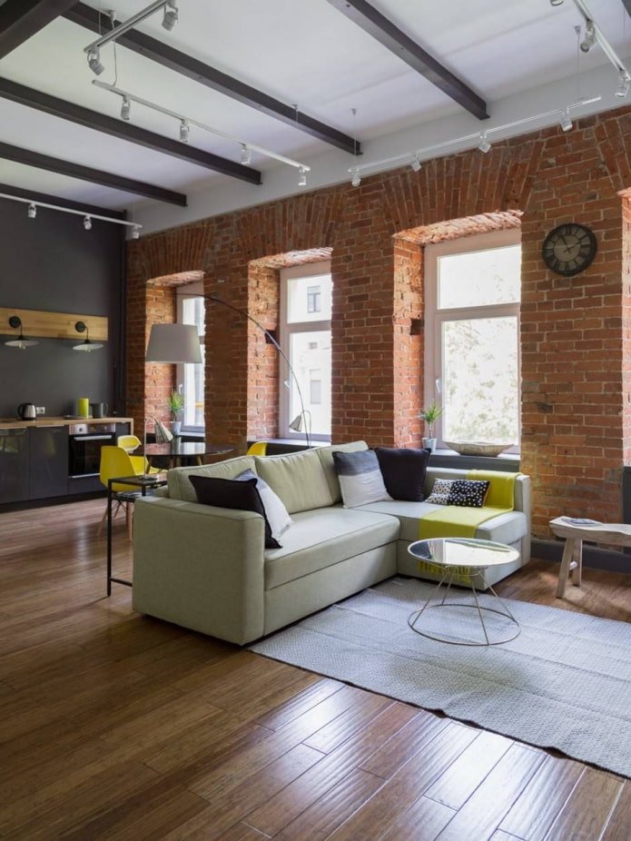 hellingen en een rode bakstenen muur in een loftwoonkamer