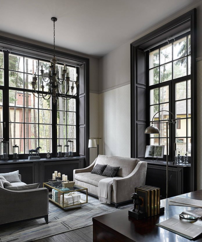 zwarte raamgroepen met lijstwerk in een klassieke woonkamer