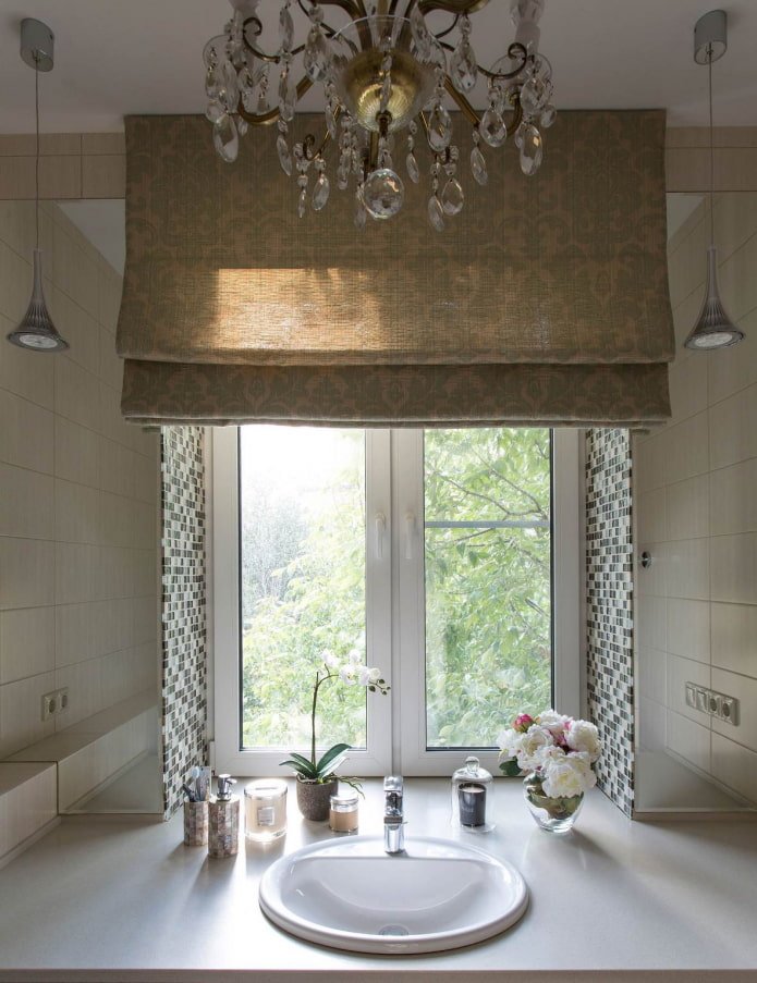 bonte moza?ek op hellingen in de badkamer