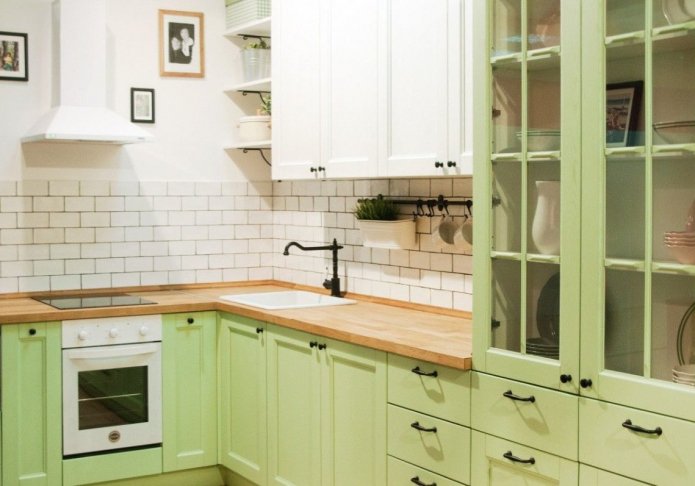 groene keuken met zwarte handgrepen