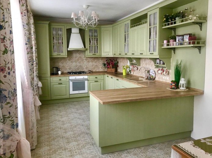 olijfgroene keuken met een houten aanrechtblad