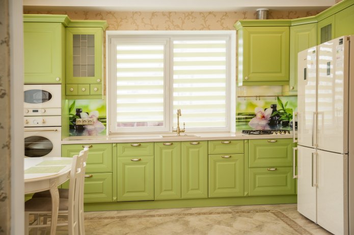 gordijnen in een groene keuken