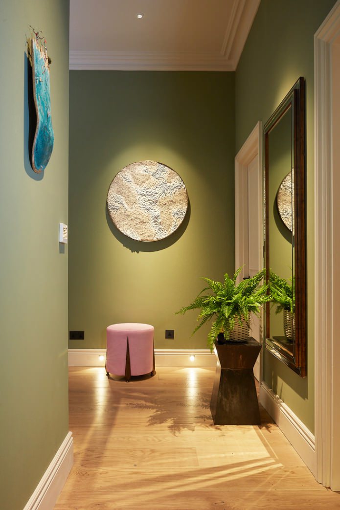 olijfkleurige muren in de gang
