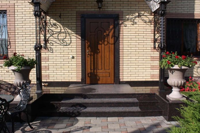 Metalen geveldecoratie
