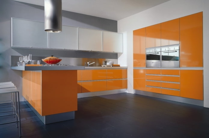 keukeninterieur in grijsoranje tinten
