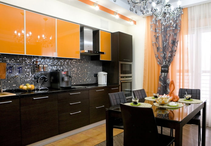 keukeninterieur in zwart-oranje tinten