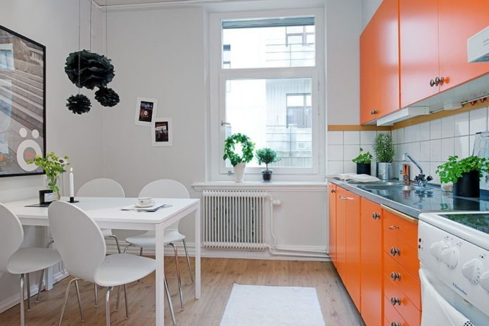 keukeninterieur in oranje en witte tinten